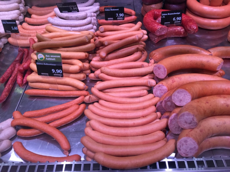 charcuterie-BEUIL-min_sausages_meat_butchery-1069321